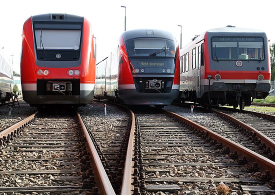 Drei verschiedene Züge der Deutschen Bahn stehen auf Gleisen