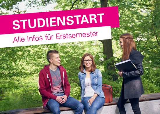 Eine Gruppe Studierender draußen auf dem Campus