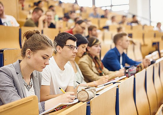 Studierende in einem Hörsaal